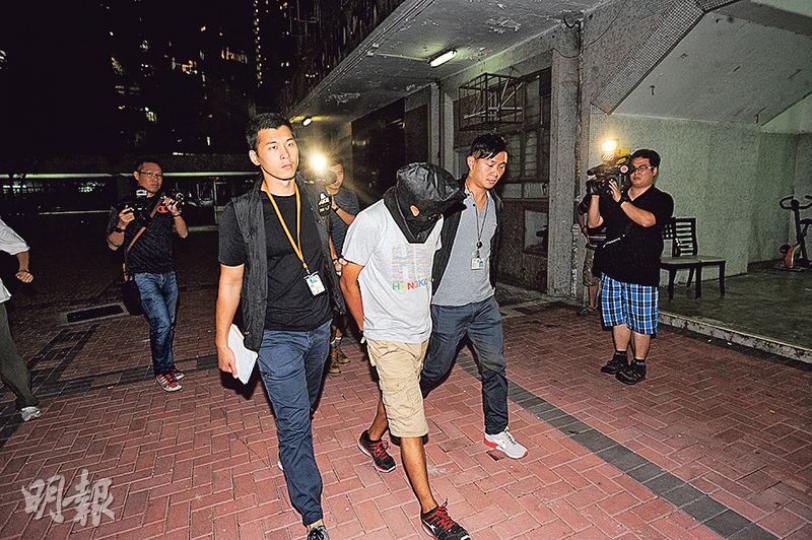 在網上平台Instagram訛稱有七折半島酒店嘉麟樓月餅出售的男子,收取3名女買家共47萬元後去如黃鶴,昨日終被警方拘捕,晚上由探員押返黃大仙竹園北邨寓所搜查。(樊銳昌攝) 在網上平台Instagram訛稱有七折半島酒店嘉麟樓月餅出售的男子,收取3名女買家共47萬元後去如黃鶴,昨日終被警方拘捕,晚上由探員押返黃大仙竹園北邨寓所搜查。(樊銳昌攝)