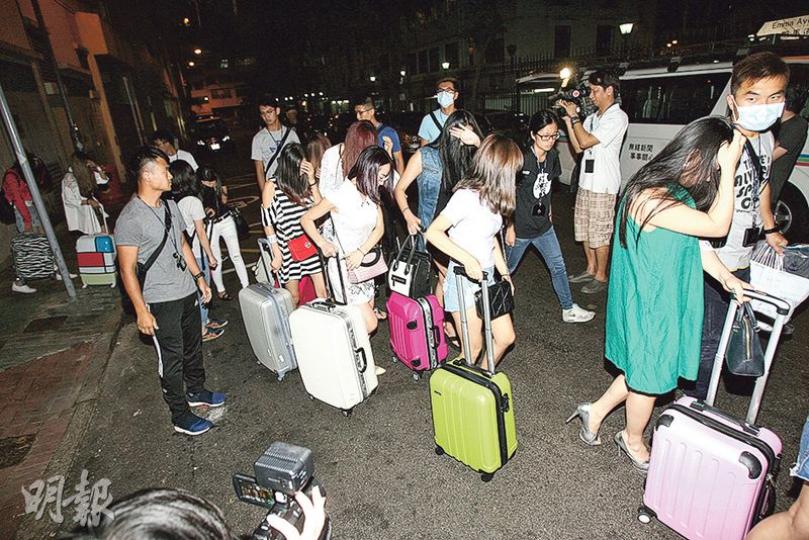 警方聯同入境處搗破賣淫集團,在西九龍區內3間酒店共拘捕25名賣淫內地女子帶署;另拘捕兩名集團骨幹成員。(伍浦鋒攝) 警方聯同入境處搗破賣淫集團,在西九龍區內3間酒店共拘捕25名賣淫內地女子帶署;另拘捕兩名集團骨幹成員。(伍浦鋒攝)