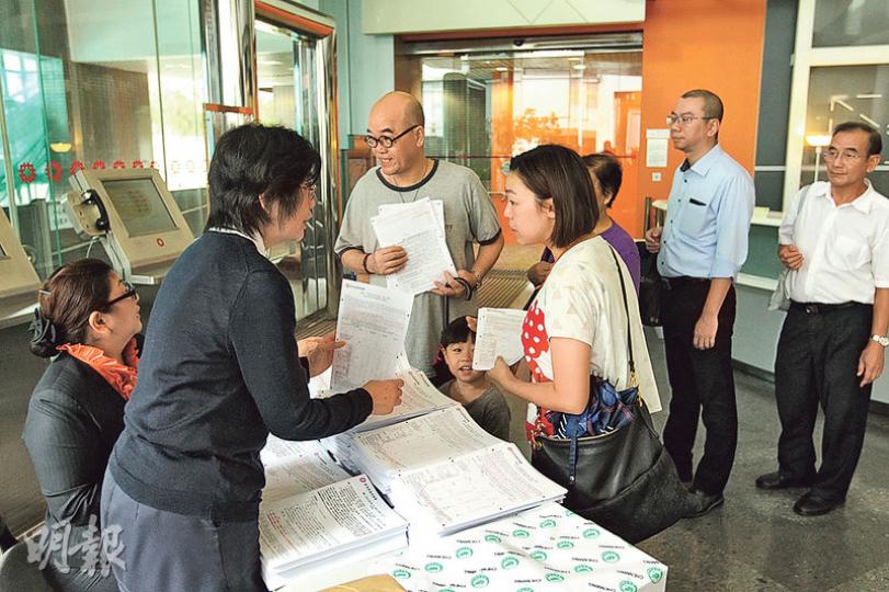 新一輪白表免補地價購買二手居屋計劃(簡稱「白居二」)的2500個名額昨開始接受申請,房委會指在樂富客務中心共派出約4580份申請表。(林俊源攝) 新一輪白表免補地價購買二手居屋計劃(簡稱「白居二」)的2500個名額昨開始接受申請,房委會指在樂富客務中心共派出約4580份申請表。(林俊源攝)