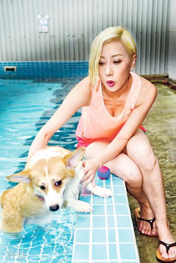泳兒的愛犬辣妹首次到泳池游水,初落水時不太適應兼膽怯,不時爬上岸想「走佬」,泳兒全程在池邊陪伴安撫。(攝影﹕梁迺楠) 泳兒在池邊呼叫辣妹的名字,令牠慢慢適應下來,手腳開始在水中輕鬆撥動。(攝影﹕梁迺楠) 泳兒對哥基犬辣妹(右)寵愛有加,為了消暑降溫,實行連人帶狗齊齊下水。(攝影﹕梁迺楠) 游水完畢,泳兒細心為愛犬辣妹洗身。(攝影﹕梁迺楠) 辣妹身形胖胖,很怕強力吹風機而不停掙扎,泳兒幾經辛苦才成功安撫辣妹乖乖就範。(攝影﹕梁迺楠) 泳兒的愛犬辣妹首次到泳池游水,初落水時不太適應兼膽怯,不時爬上岸想「走佬」,泳兒全程在池邊陪伴安撫。(攝影﹕梁迺楠) 泳兒在池邊呼叫辣妹的名字,令牠慢慢適應下來,手腳開始在水中輕鬆撥動。(攝影﹕梁迺楠) 泳兒對哥基犬辣妹(右)寵愛有加,為了消暑降溫,實行連人帶狗齊齊下水。(攝影﹕梁迺楠) 游水完畢,泳兒細心為愛犬辣妹洗身。(攝影﹕梁迺楠) 辣妹身形胖胖,很怕強力吹風機而不停掙扎,泳兒幾經辛苦才成功安撫辣妹乖乖就範。(攝影﹕梁迺楠)