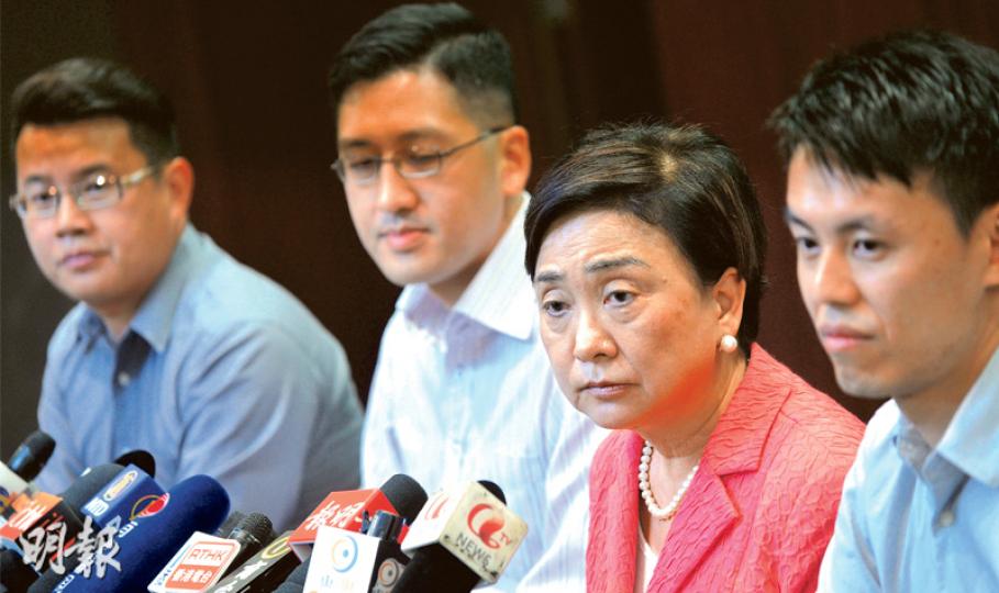 民主黨副主席尹兆堅(左起)、總幹事林卓廷、主席劉慧卿與副主席羅健熙昨晚召開記者會,交代前日宴請港澳辦副主任馮巍一事。劉慧卿說,見面是希望能當面告訴中央官員香港局勢,事前沒有通知該黨中委及其他泛民,是因港澳辦希望低調。(蘇智鑫攝) 民主黨副主席尹兆堅(左起)、總幹事林卓廷、主席劉慧卿與副主席羅健熙昨晚召開記者會,交代前日宴請港澳辦副主任馮巍一事。劉慧卿說,見面是希望能當面告訴中央官員香港局勢,事前沒有通知該黨中委及其他泛民,是因港澳辦希望低調。(蘇智鑫攝)