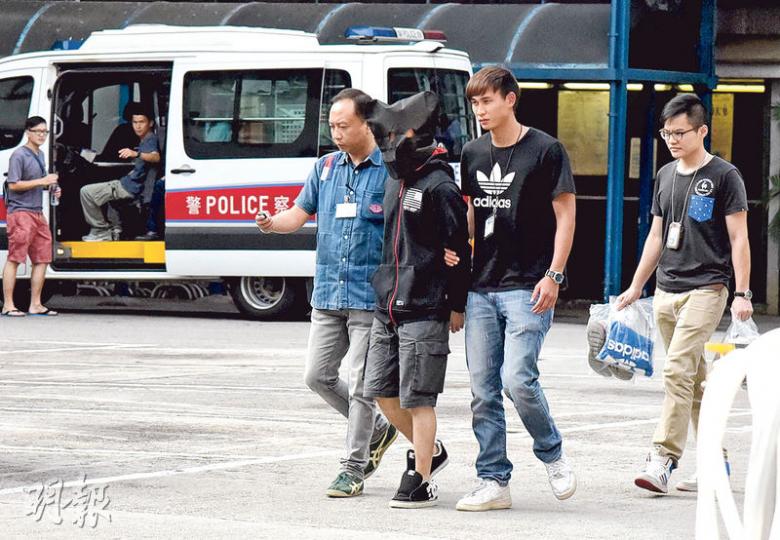 疑犯黑布蒙頭,雙手反鎖,被警員押送帶走,另有警員檢走數袋疑犯案發時所穿的衣物。(林智傑攝)據本報記者昨午現場觀察,懷疑案發後巷有多達9部閉路電視,雖處於陽光照射範圍,但街燈主要射向志和街,入夜後環境變得陰暗。(鍾炳然攝)前日主持油麻地鳳姐被殺案記招的巴基斯坦裔油尖警區助理指揮官(刑事)莫俊傑(Mohammed Swalikh Calvin,中),昨再以流利廣東話,向傳媒解釋油麻地企圖強姦案詳情。 (鍾炳然攝) 疑犯黑布蒙頭,雙手反鎖,被警員押送帶走,另有警員檢走數袋疑犯案發時所穿的衣物。(林智傑攝)據本報記者昨午現場觀察,懷疑案發後巷有多達9部閉路電視,雖處於陽光照射範圍,但街燈主要射向志和街,入夜後環境變得陰暗。(鍾炳然攝)前日主持油麻地鳳姐被殺案記招的巴基斯坦裔油尖警區助理指揮官(刑事)莫俊傑(Mohammed Swalikh Calvin,中),昨再以流利廣東話,向傳媒解釋油麻地企圖強姦案詳情。 (鍾炳然攝)