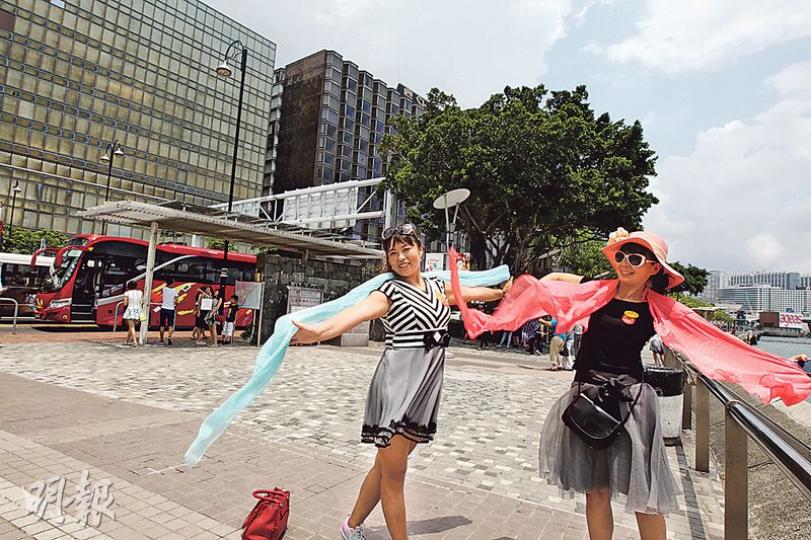 尖沙嘴海濱是不少市民及旅客觀光拍照留念之地,新世界將於今年第4季率先封閉星光大道進行工程,其後明年初封閉尖沙嘴海濱(圖),預計2018年完成所有工程,其間市民想看節慶煙火匯演,可能需到對岸中環。(李紹昌攝) 尖沙嘴海濱是不少市民及旅客觀光拍照留念之地,新世界將於今年第4季率先封閉星光大道進行工程,其後明年初封閉尖沙嘴海濱(圖),預計2018年完成所有工程,其間市民想看節慶煙火匯演,可能需到對岸中環。(李紹昌攝)