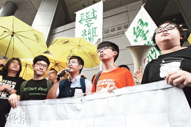 學聯秘書長羅冠聰(左起)、前秘書長周永康、學民思潮召集人黃之鋒昨日就去年9月26日闖入公民廣場一事,到警署接受調查並被起訴。(李紹昌攝) 學聯秘書長羅冠聰(左起)、前秘書長周永康、學民思潮召集人黃之鋒昨日就去年9月26日闖入公民廣場一事,到警署接受調查並被起訴。(李紹昌攝)