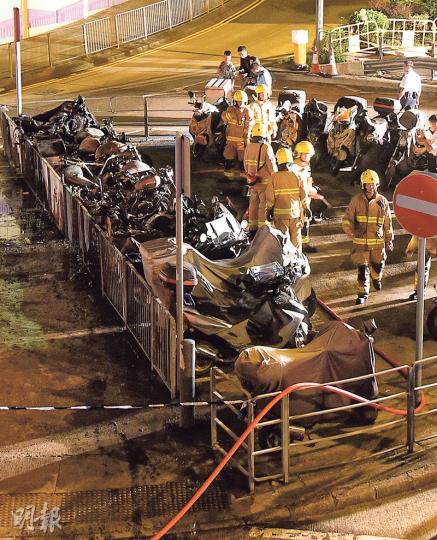 黃大仙鳳舞街天橋底的電單車停泊處昨凌晨發生連環火燒電單車事件,停泊該處多達37部電單車遭焚毁,消防初步調查,發現有多處火頭,相信火警有可疑,交警方跟進。(蔡方山攝) 黃大仙鳳舞街天橋底的電單車停泊處昨凌晨發生連環火燒電單車事件,停泊該處多達37部電單車遭焚毁,消防初步調查,發現有多處火頭,相信火警有可疑,交警方跟進。(蔡方山攝)