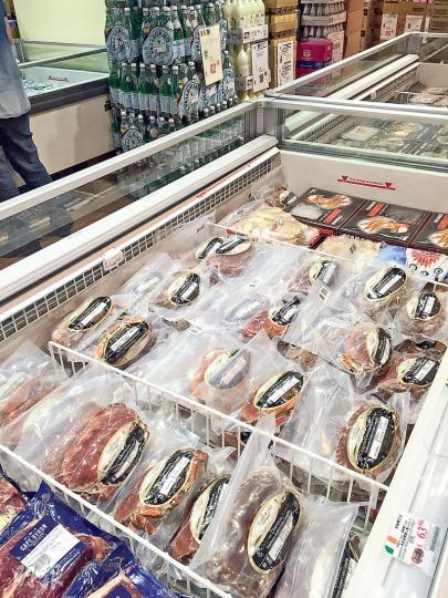本報記者昨到美孚新邨的「759阿信屋急凍食品市場」查看,發現涉案的「原隻熟澤西麵包蟹(加大)」已沒有出售,只有來自愛爾蘭的麵包蟹,「大蟹」的標籤列明重量為600至800克。759阿信屋的老闆林偉駿表示,去年10月入了一批來自英國澤西島的麵包蟹,現已售罄。(林俊源攝) 本報記者昨到美孚新邨的「759阿信屋急凍食品市場」查看,發現涉案的「原隻熟澤西麵包蟹(加大)」已沒有出售,只有來自愛爾蘭的麵包蟹,「大蟹」的標籤列明重量為600至800克。759阿信屋的老闆林偉駿表示,去年10月入了一批來自英國澤西島的麵包蟹,現已售罄。(林俊源攝)