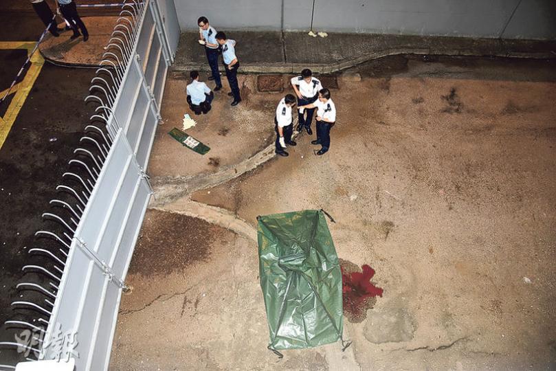 一名已婚有子女的49歲地產經紀,昨凌晨3時許被發現在中環林士街多層停車場高處墮下,當場死亡。警方在事主遺物內發現疑似遺書字條,相信他是因金錢問題自殺。(蔡方山攝) 一名已婚有子女的49歲地產經紀,昨凌晨3時許被發現在中環林士街多層停車場高處墮下,當場死亡。警方在事主遺物內發現疑似遺書字條,相信他是因金錢問題自殺。(蔡方山攝)