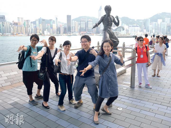 康文署及新世界對有團體就尖沙嘴海濱(圖)優化提出司法覆核均不作評論,康文署強調與新世界是「伙伴合作模式」,是在公開、公正及合乎利益的原則下處理。(鍾林枝攝)康文署在未有招標下,把優化海濱的管理權批予新世界發展,保護維港行動成員莊榮輝(左二)及市民郭卓堅昨入稟司法覆核,協助二人的立法會議員何俊仁(左三)指出,政府不公開招標,令人質疑今次決定是否政治酬庸。(鍾林枝攝) 康文署及新世界對有團體就尖沙嘴海濱(圖)優化提出司法覆核均不作評論,康文署強調與新世界是「伙伴合作模式」,是在公開、公正及合乎利益的原則下處理。(鍾林枝攝)康文署在未有招標下,把優化海濱的管理權批予新世界發展,保護維港行動成員莊榮輝(左二)及市民郭卓堅昨入稟司法覆核,協助二人的立法會議員何俊仁(左三)指出,政府不公開招標,令人質疑今次決定是否政治酬庸。(鍾林枝攝)