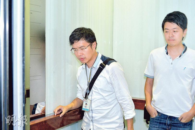 民主黨主席劉慧卿等5人周三與港澳辦副主任馮巍會面,事前並無知會黨中委,引起黨內「乳鴿」不滿,包括南區區議員區諾軒(左)及中西區區議員許智峯(右),兩人都公開批評民主黨處理手法不智。圖為兩人前晚出席黨中常委會議後一同離開。(蘇智鑫攝) 民主黨主席劉慧卿等5人周三與港澳辦副主任馮巍會面,事前並無知會黨中委,引起黨內「乳鴿」不滿,包括南區區議員區諾軒(左)及中西區區議員許智峯(右),兩人都公開批評民主黨處理手法不智。圖為兩人前晚出席黨中常委會議後一同離開。(蘇智鑫攝)