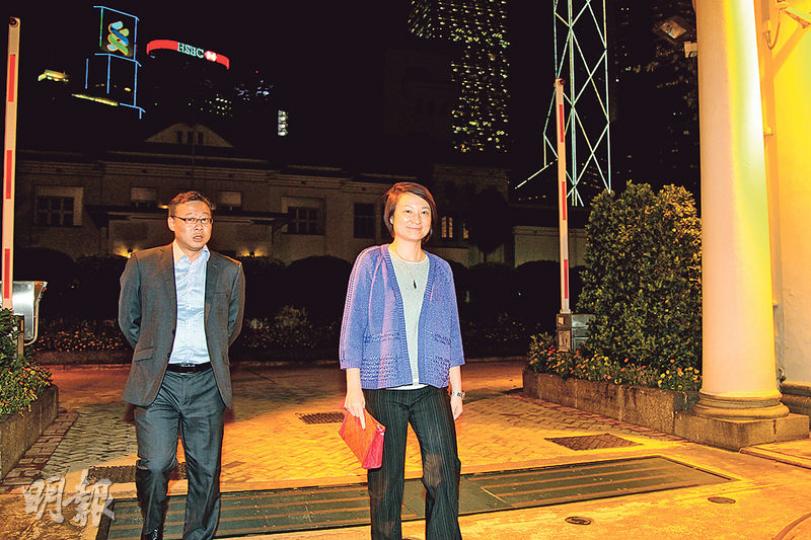 民建聯成員昨晚應特首梁振英邀請,到禮府晚膳。黨主席李慧琼(右)及副主席張國鈞(左)會後見記者,稱席間有討論鉛水等社會關注事件。(林俊源攝) 民建聯成員昨晚應特首梁振英邀請,到禮府晚膳。黨主席李慧琼(右)及副主席張國鈞(左)會後見記者,稱席間有討論鉛水等社會關注事件。(林俊源攝)