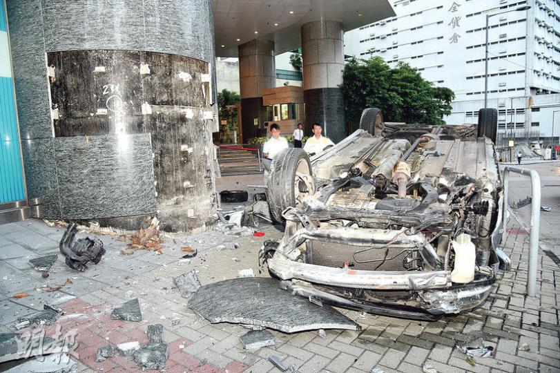 荃灣昨晨發生驚險車禍,一輛私家車失控剷上行人路撼向縉庭山外牆石柱,「反肚」橫亘行人路,司機涉5宗罪被捕扣查。(蔡方山攝)私家車右前轆飛脫,幸未擊中途人,否則不堪設想。(蔡方山攝) 荃灣昨晨發生驚險車禍,一輛私家車失控剷上行人路撼向縉庭山外牆石柱,「反肚」橫亘行人路,司機涉5宗罪被捕扣查。(蔡方山攝)私家車右前轆飛脫,幸未擊中途人,否則不堪設想。(蔡方山攝)