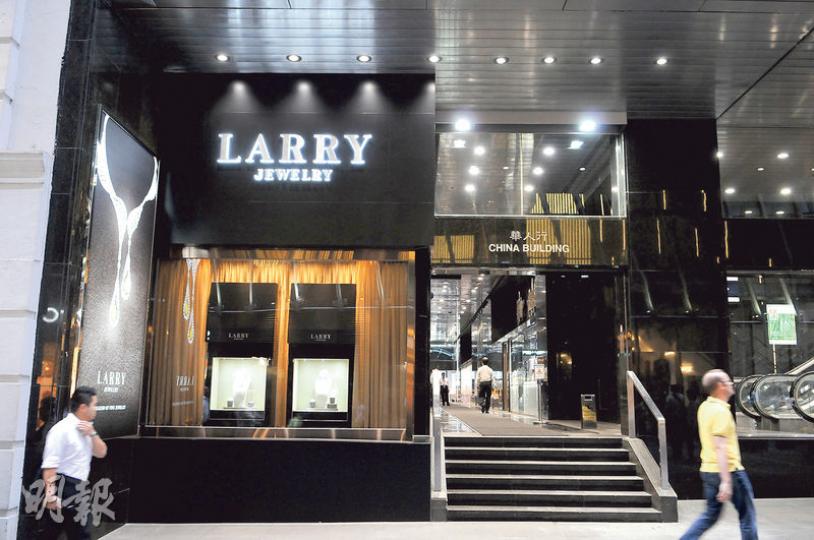 中環華人行地下一間珠寶店昨日發生偷龍轉鳳盜竊案,損失一顆價值170萬元的鑽石。(黃文雋攝) 中環華人行地下一間珠寶店昨日發生偷龍轉鳳盜竊案,損失一顆價值170萬元的鑽石。(黃文雋攝)