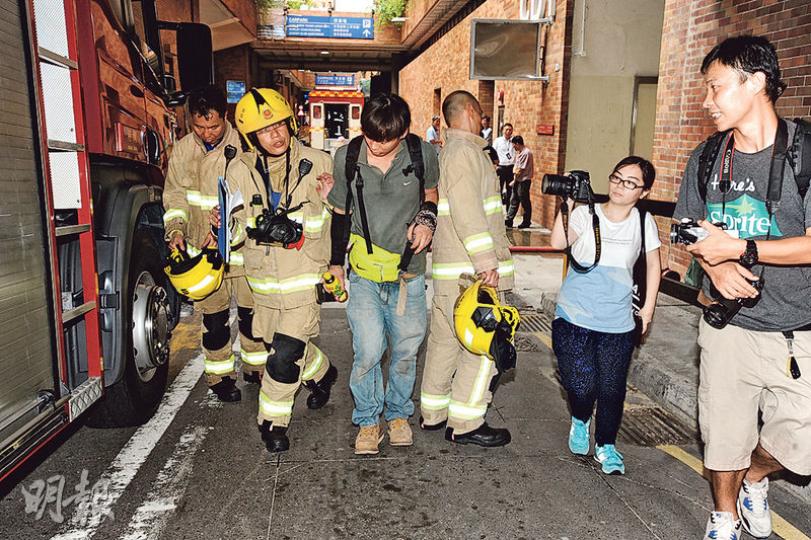 理大昨發生化學品泄漏意外,共5人不適,其中一人(左三)由消防員陪同上救護車送院。(衛永康攝) 理大昨發生化學品泄漏意外,共5人不適,其中一人(左三)由消防員陪同上救護車送院。(衛永康攝)