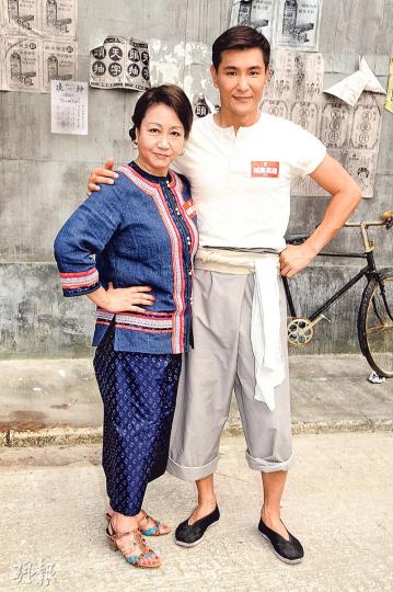元秋(左)與陳展鵬合演新劇《城寨英雄》,有不少動作場面。(攝影:孫華中) 元秋(左)與陳展鵬合演新劇《城寨英雄》,有不少動作場面。(攝影:孫華中)
