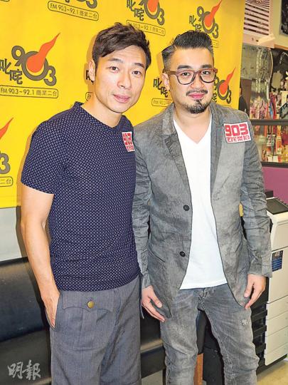 許志安與恭碩良為一起創作的新歌《Hello,你好》到電台宣傳。 (攝影:孫慧莊) 許志安與恭碩良為一起創作的新歌《Hello,你好》到電台宣傳。 (攝影:孫慧莊)