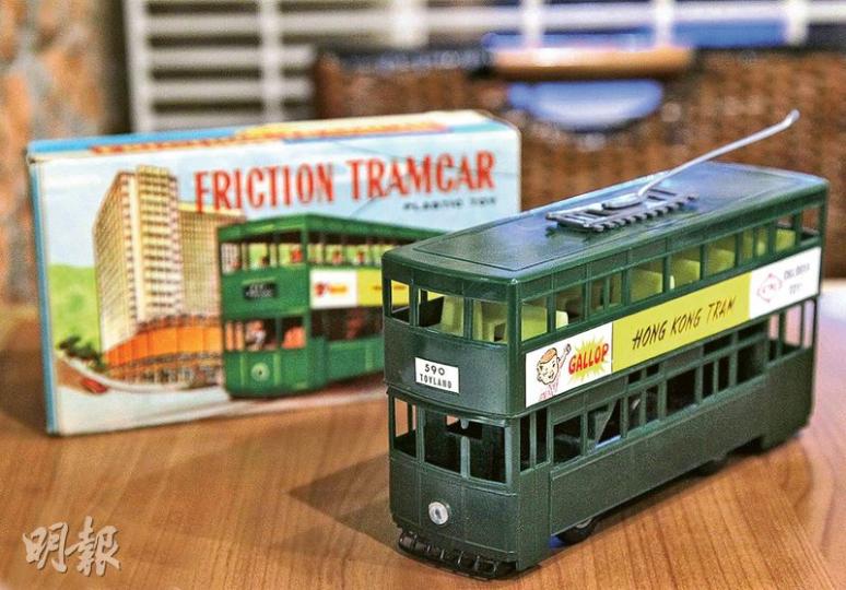 1960年代末電車玩具模型,香港製造,當年價值$1.95。李表示,此玩具雖然像真度不高,但因為直至1990年代,才有電車像真模型推出,所以此玩具非常有價值。李於幾年前在網上以$800投得。(攝影﹕林俊源)此玩具矜貴之處是有原裝盒,寫上Made In Hong Kong。(攝影﹕林俊源)電車未有錢箱之前,車上都有售票員值班,用打孔機在車票上打孔。自1976年採用自行投幣的錢箱後,所有打孔機便棄用,所以找回一部非常困難。(攝影﹕林俊源)所有車票打孔機都刻有Made In England字樣,這部李俊 1960年代末電車玩具模型,香港製造,當年價值$1.95。李表示,此玩具雖然像真度不高,但因為直至1990年代,才有電車像真模型推出,所以此玩具非常有價值。李於幾年前在網上以$800投得。(攝影﹕林俊源)此玩具矜貴之處是有原裝盒,寫上Made In Hong Kong。(攝影﹕林俊源)電車未有錢箱之前,車上都有售票員值班,用打孔機在車票上打孔。自1976年採用自行投幣的錢箱後,所有打孔機便棄用,所以找回一部非常困難。(攝影﹕林俊源)所有車票打孔機都刻有Made In England字樣,這部李俊
