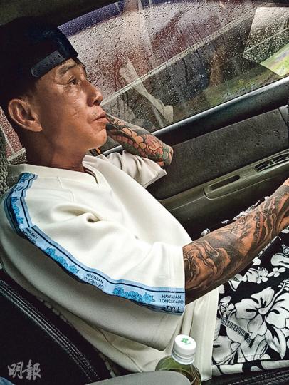載我們入山採訪的司機全身手腳都是紋身,看上去兇神惡煞,其實人很和善,溫文有禮。(蔡志郁攝) 載我們入山採訪的司機全身手腳都是紋身,看上去兇神惡煞,其實人很和善,溫文有禮。(蔡志郁攝)