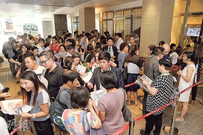 黃大仙鑽嶺昨開售,單日售出約130伙,佔項目全數234伙的55%,套現約5.2億元,但當中開放式單位的銷情比一房戶遜色。(鍾林枝攝)環海.東岸入票客中,有部分來自其他同類型新盤,有五、六成為30歲以下年輕人。據悉,項目至昨日共錄得超過400個登記,超額認購近一倍。(林尚民攝) 黃大仙鑽嶺昨開售,單日售出約130伙,佔項目全數234伙的55%,套現約5.2億元,但當中開放式單位的銷情比一房戶遜色。(鍾林枝攝)環海.東岸入票客中,有部分來自其他同類型新盤,有五、六成為30歲以下年輕人。據悉,項目至昨日共錄得超過400個登記,超額認購近一倍。(林尚民攝)