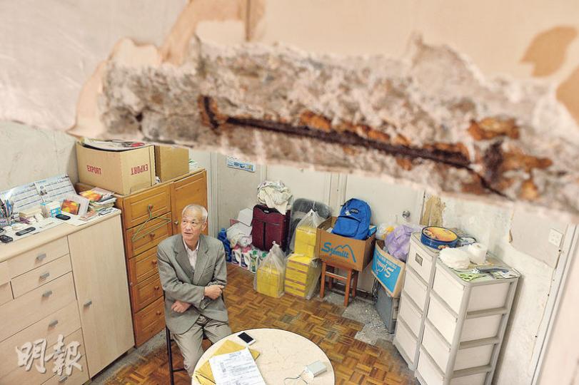 年屆70的陳伯在環海二期居住15年,面對滿屋外露的鋼筋百般無奈,他表示無力修補,唯有「得閒就掃吓(剝落的石屎)囉」。現時他只寄望有財團收購大廈。(鍾林枝攝) 年屆70的陳伯在環海二期居住15年,面對滿屋外露的鋼筋百般無奈,他表示無力修補,唯有「得閒就掃吓(剝落的石屎)囉」。現時他只寄望有財團收購大廈。(鍾林枝攝)