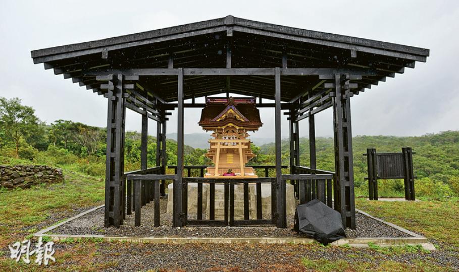 造價約60萬港元的台灣版「靖國神社」,本月中在屏東高士村的神社數十年前的舊址地基上「落戶」,當地村民為迎接神社,特別將當地的一個山崗修建成紀念公園。(鄧宗弘攝)今年89歲的屏東高士村村民黃進發,當年為日本人當兵時,曾擔任高雄軍營的哨兵。(鄧宗弘攝) 造價約60萬港元的台灣版「靖國神社」,本月中在屏東高士村的神社數十年前的舊址地基上「落戶」,當地村民為迎接神社,特別將當地的一個山崗修建成紀念公園。(鄧宗弘攝)今年89歲的屏東高士村村民黃進發,當年為日本人當兵時,曾擔任高雄軍營的哨兵。(鄧宗弘攝)