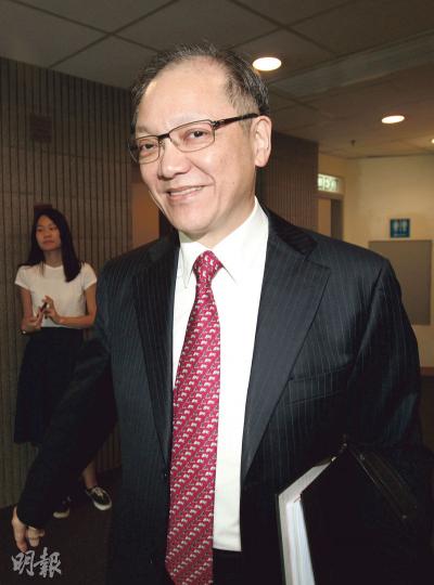 麻醉科名醫生張啓旋(圖)昨日作供時承認曾觸摸兩名事主的乳房,但否認曾揑乳頭。他說比起用冰塊、針或鉗子等工具,用手指觸碰病人身體測試她們麻醉後的痛覺,為最準確的方法,亦是其慣常做法。(李紹昌攝) 麻醉科名醫生張啓旋(圖)昨日作供時承認曾觸摸兩名事主的乳房,但否認曾揑乳頭。他說比起用冰塊、針或鉗子等工具,用手指觸碰病人身體測試她們麻醉後的痛覺,為最準確的方法,亦是其慣常做法。(李紹昌攝)