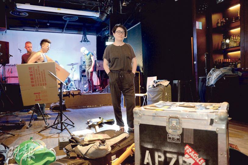 Backstage Live Restaurant屹立中環8年,終不敵貴租結業,創辦人馮穎琪(前)未忘初衷,希望發掘更多可能性,繼續推廣本土音樂。若有合適空間,她說會考慮重開。(鍾林枝攝) Backstage Live Restaurant屹立中環8年,終不敵貴租結業,創辦人馮穎琪(前)未忘初衷,希望發掘更多可能性,繼續推廣本土音樂。若有合適空間,她說會考慮重開。(鍾林枝攝)