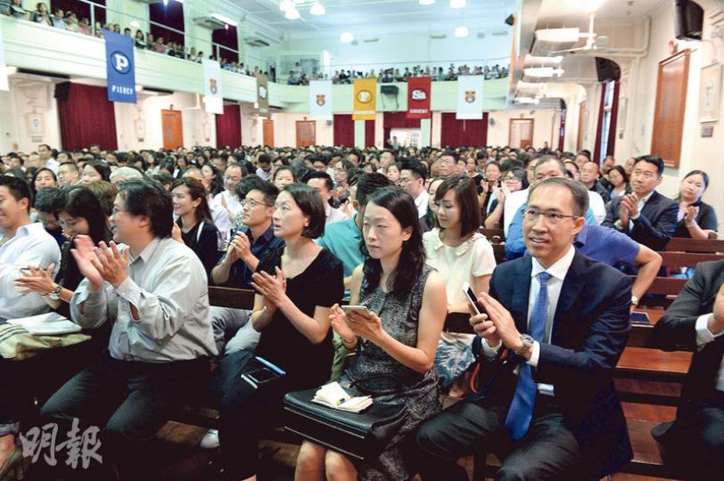 直資名校拔萃男書院附屬小學昨舉行家長簡介會,招收下年小一新生,信和集團第三代掌門人黃永光(前排右一藍領呔者)亦低調到場聆聽簡介,更不時拍照做紀錄。(劉焌陶攝) 直資名校拔萃男書院附屬小學昨舉行家長簡介會,招收下年小一新生,信和集團第三代掌門人黃永光(前排右一藍領呔者)亦低調到場聆聽簡介,更不時拍照做紀錄。(劉焌陶攝)