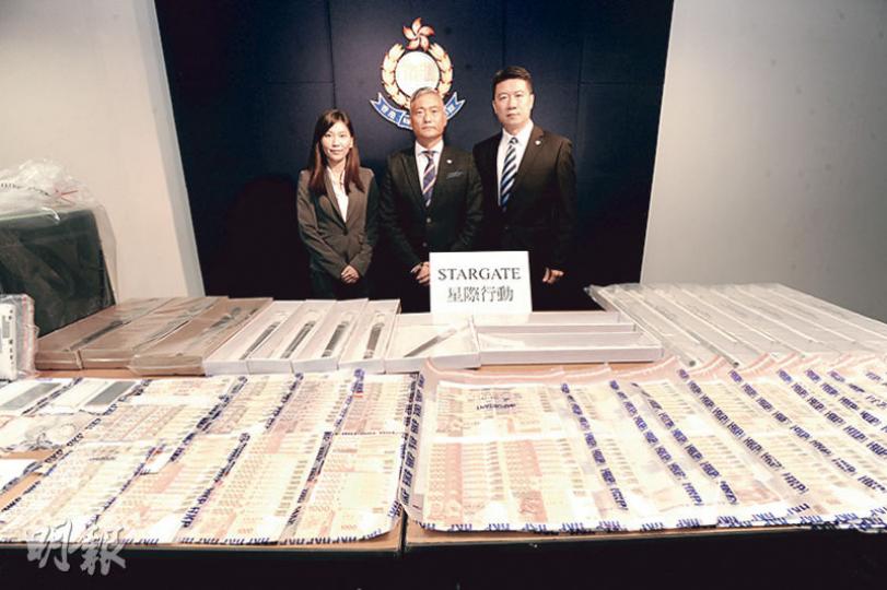 O記署理高級警司吳偉漢(中)表示,被瓦解的黑幫組織活躍於西九龍區,涉嫌協助海外詐騙集團清洗黑錢逾1000萬港元;行動中拘捕37人、檢獲45萬元現金及大批武器等證物。(衛永康攝) O記署理高級警司吳偉漢(中)表示,被瓦解的黑幫組織活躍於西九龍區,涉嫌協助海外詐騙集團清洗黑錢逾1000萬港元;行動中拘捕37人、檢獲45萬元現金及大批武器等證物。(衛永康攝)