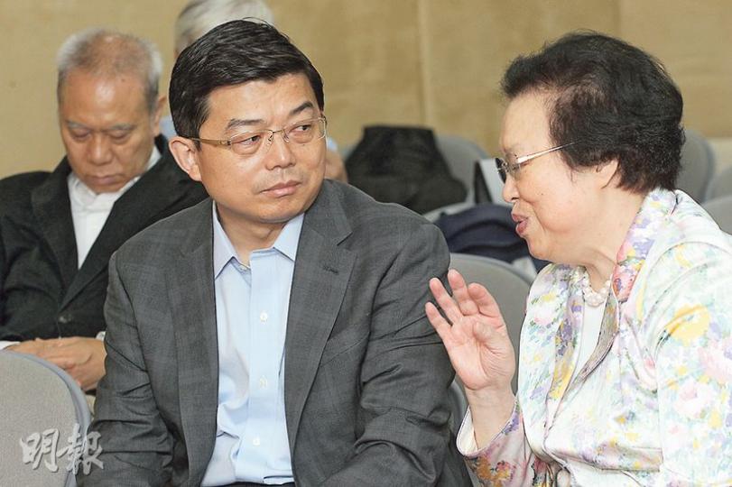 基本法委員會成員譚惠珠(右)及清華大學法學院長王振民(左)昨一同出席一個基本法講座。(李紹昌攝) 基本法委員會成員譚惠珠(右)及清華大學法學院長王振民(左)昨一同出席一個基本法講座。(李紹昌攝)