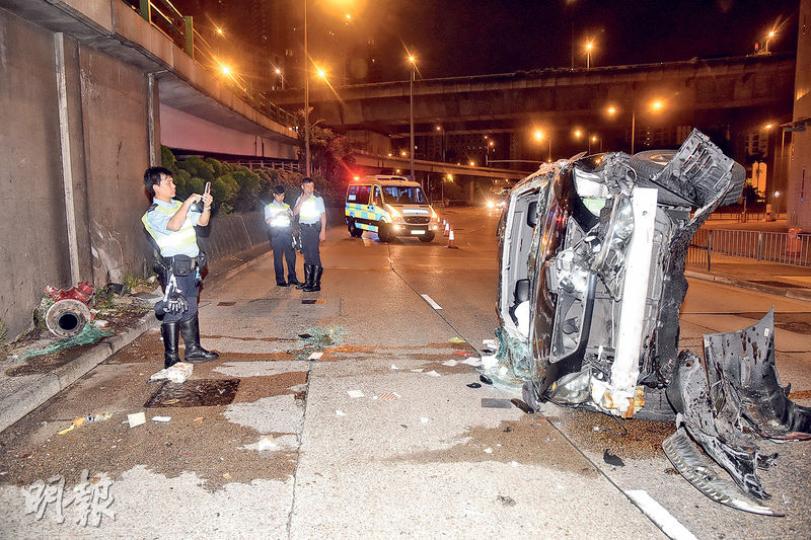 四驅車高速失控撼向路邊橋躉及消防栓後連翻多個筋斗,再反彈回路翻側停下,車頭毁如廢鐵,司機重傷不治,事後警員封鎖現場調查。(蔡方山攝) 四驅車高速失控撼向路邊橋躉及消防栓後連翻多個筋斗,再反彈回路翻側停下,車頭毁如廢鐵,司機重傷不治,事後警員封鎖現場調查。(蔡方山攝)