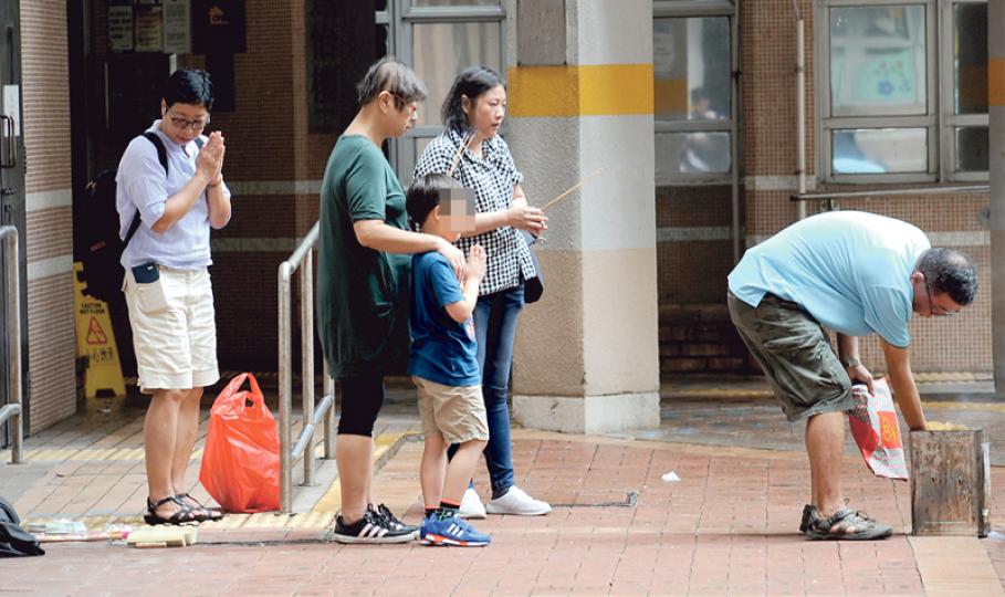 37歲單親媽媽疑思念月前因病去世的亡夫,昨晨從秀茂坪寶達邨家中窗戶墮樓,遺下6歲兒子。昨午4名親友帶同死者遺孤在墮樓現場拜祭,接連失去雙親的男童按親人教導,合十向亡母道「我會乖喇,會畀心機讀書」,又一度抬頭望天。(賴俊傑攝) 37歲單親媽媽疑思念月前因病去世的亡夫,昨晨從秀茂坪寶達邨家中窗戶墮樓,遺下6歲兒子。昨午4名親友帶同死者遺孤在墮樓現場拜祭,接連失去雙親的男童按親人教導,合十向亡母道「我會乖喇,會畀心機讀書」,又一度抬頭望天。(賴俊傑攝)