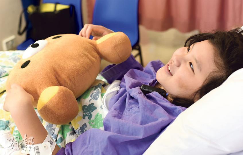 在泰國炸彈襲擊中腳筋被碎片割斷的9歲女童朱心宇說,最愛的卡通人物是「史迪仔」,但因爸爸一時說錯,令別人以為她喜歡「史諾比」。圖中的「鬆弛熊」是心理醫生送她的,她哭時會用小熊的雙耳抹走淚水。(陳淑安攝) 在泰國炸彈襲擊中腳筋被碎片割斷的9歲女童朱心宇說,最愛的卡通人物是「史迪仔」,但因爸爸一時說錯,令別人以為她喜歡「史諾比」。圖中的「鬆弛熊」是心理醫生送她的,她哭時會用小熊的雙耳抹走淚水。(陳淑安攝)