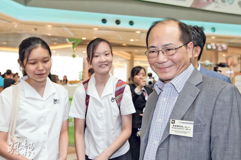 教育局長吳克儉（右）昨出席公開活動後，澄清「一路無反對」學校驗水，又指當前急務是為學校及幼稚園採購濾水器。（林俊源攝）