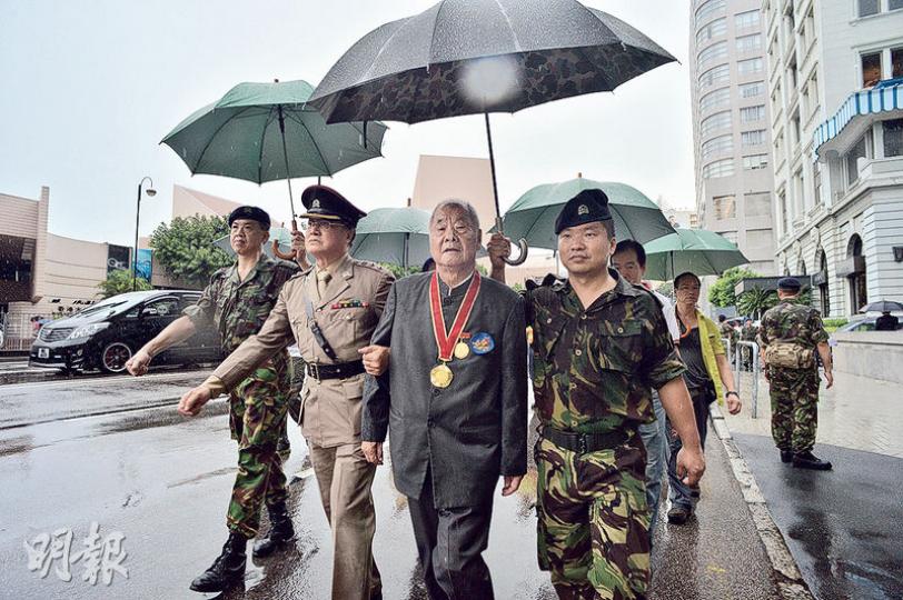 82歲的東江縱隊港九獨立大隊隊員黃立光(右二),昨出席在尖沙嘴舉行的紀念巡遊。他對自己能「行足全程」感到歡喜。他說戰爭非常殘酷,每人都應該記着抗日戰爭史。 (蘇智鑫攝) 82歲的東江縱隊港九獨立大隊隊員黃立光(右二),昨出席在尖沙嘴舉行的紀念巡遊。他對自己能「行足全程」感到歡喜。他說戰爭非常殘酷,每人都應該記着抗日戰爭史。 (蘇智鑫攝)
