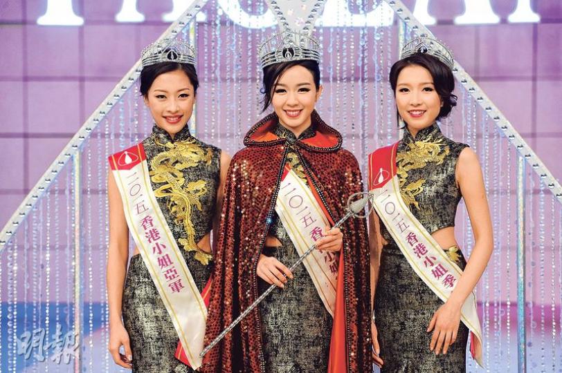 麥明詩(中)大熱當選港姐冠軍,分數拋離亞軍龐卓欣(左)及季軍郭嘉文(右)。(攝影:陳釗、林祖傑、鍾偉茵)冠軍麥明詩甜美笑容配嬌小身材獲觀眾支持。(攝影:陳釗、林祖傑、鍾偉茵)亞軍龐卓欣自覺表現不錯,奪得亞軍感開心。(攝影:陳釗、林祖傑、鍾偉茵)季軍郭嘉文被指爆冷奪季軍,她說一直保持輕鬆心態。(攝影:陳釗、林祖傑、鍾偉茵)麥明詩表演現代舞很投入,卻不慎露胸墊。(攝影:陳釗、林祖傑、鍾偉茵)麥明詩跳舞時惹走光疑雲,她堅稱絕不可能走光!(攝影:陳釗、林祖傑、鍾偉茵) 麥明詩(中)大熱當選港姐冠軍,分數拋離亞軍龐卓欣(左)及季軍郭嘉文(右)。(攝影:陳釗、林祖傑、鍾偉茵)冠軍麥明詩甜美笑容配嬌小身材獲觀眾支持。(攝影:陳釗、林祖傑、鍾偉茵)亞軍龐卓欣自覺表現不錯,奪得亞軍感開心。(攝影:陳釗、林祖傑、鍾偉茵)季軍郭嘉文被指爆冷奪季軍,她說一直保持輕鬆心態。(攝影:陳釗、林祖傑、鍾偉茵)麥明詩表演現代舞很投入,卻不慎露胸墊。(攝影:陳釗、林祖傑、鍾偉茵)麥明詩跳舞時惹走光疑雲,她堅稱絕不可能走光!(攝影:陳釗、林祖傑、鍾偉茵)