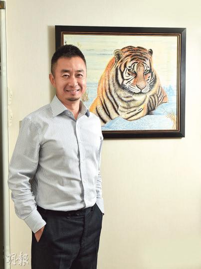 邦德資產管理首席投資主管梁江表示,除了內地外,全球經濟均有放緩迹象,他估計全球將持續低息,籲投資者調低目標回報,並要量力而為。他又表示,人民幣貶值所帶來的風險並未完全釋放,須對9月及10月的市况提高警覺。(陳淑安攝) 邦德資產管理首席投資主管梁江表示,除了內地外,全球經濟均有放緩迹象,他估計全球將持續低息,籲投資者調低目標回報,並要量力而為。他又表示,人民幣貶值所帶來的風險並未完全釋放,須對9月及10月的市况提高警覺。(陳淑安攝)