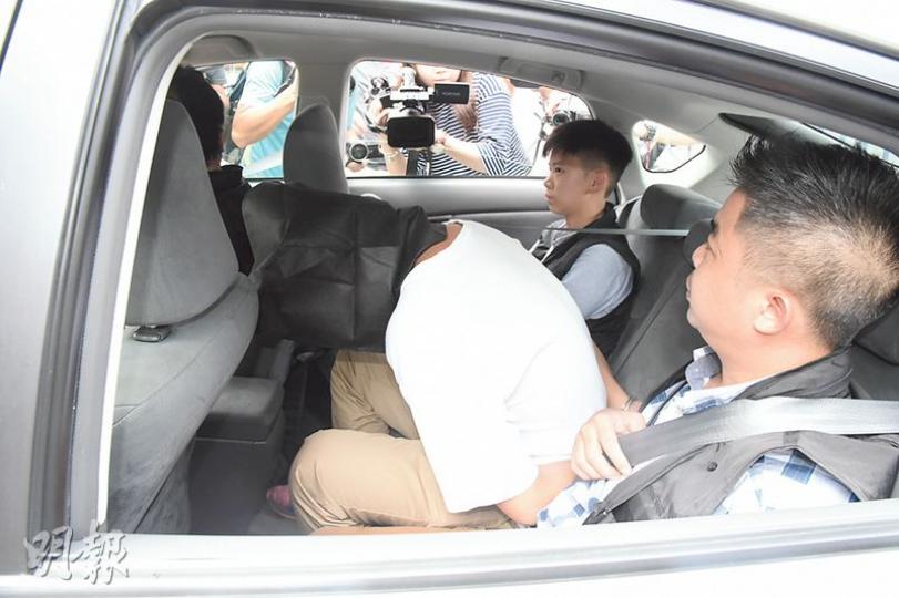 警方根據報案人提供車牌資料,在深水埗拘捕一名疑犯,押返警署。(鍾炳然攝) 警方根據報案人提供車牌資料,在深水埗拘捕一名疑犯,押返警署。(鍾炳然攝)