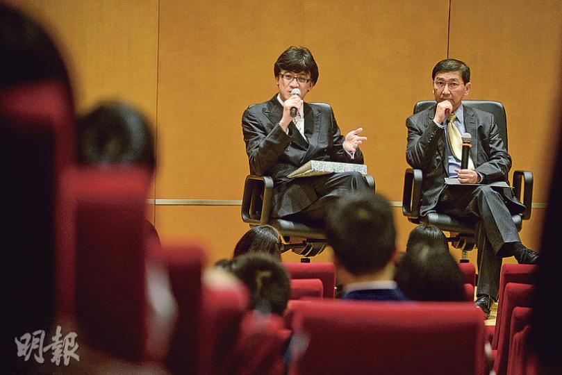 大律師公會前主席石永泰(左)昨出席港大法律學院新生開學禮並致辭,圖右為開學禮主持、獲薦出任副校長的法律學院前院長陳文敏。(鍾林枝攝) 大律師公會前主席石永泰(左)昨出席港大法律學院新生開學禮並致辭,圖右為開學禮主持、獲薦出任副校長的法律學院前院長陳文敏。(鍾林枝攝)