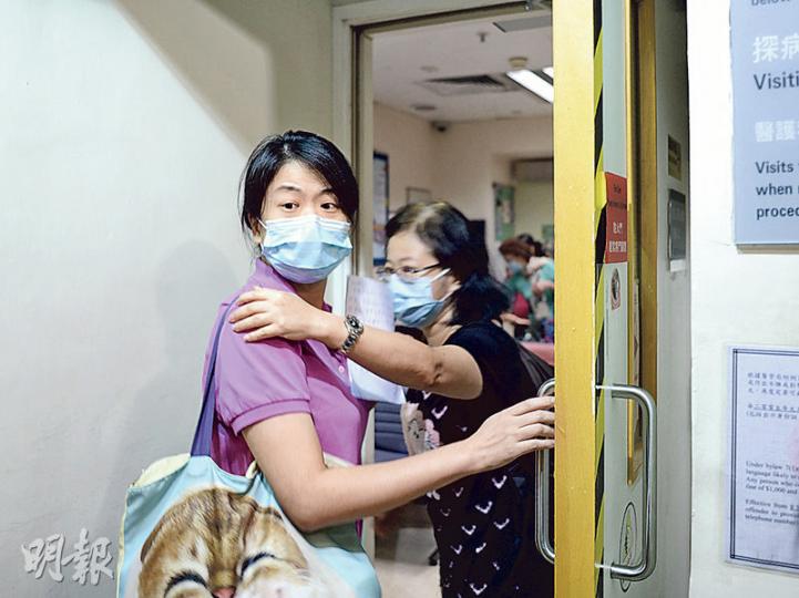 李太(左)連日於瑪麗醫院深切治療部陪伴丈夫,接受傳媒追訪時多次落淚,指丈夫在事件中很無辜。(鍾林枝攝) 李太(左)連日於瑪麗醫院深切治療部陪伴丈夫,接受傳媒追訪時多次落淚,指丈夫在事件中很無辜。(鍾林枝攝)