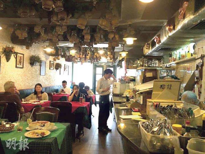 有40年歷史嘅元朗祖凡尼意大利餐廳噚日午市後結業,唔少街坊收到消息紛紛去到餐廳,「告別」自己嘅童年回憶。(劉嘉裕攝) 有40年歷史嘅元朗祖凡尼意大利餐廳噚日午市後結業,唔少街坊收到消息紛紛去到餐廳,「告別」自己嘅童年回憶。(劉嘉裕攝)