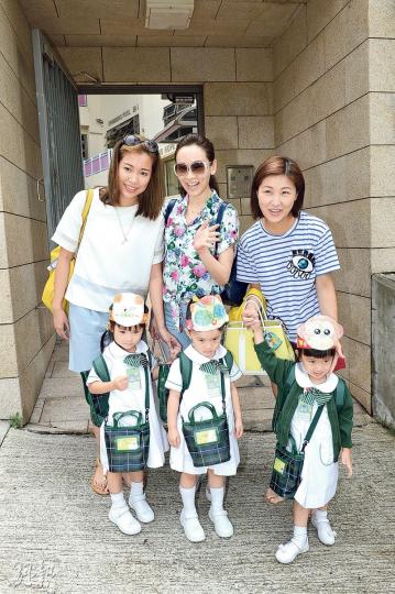 關伊彤(左起)、楊思琦及陳琪做廿四孝媽媽陪囡囡返學。(攝影:梁榮達㼄彌縓j)胡諾言細心幫妻女擔遮。(攝影:梁榮達㼄彌縓j)楊思琦囡囡笑容滿面,似乎很喜歡返學。(攝影:梁榮達㼄彌縓j) 關伊彤(左起)、楊思琦及陳琪做廿四孝媽媽陪囡囡返學。(攝影:梁榮達㼄彌縓j)胡諾言細心幫妻女擔遮。(攝影:梁榮達㼄彌縓j)楊思琦囡囡笑容滿面,似乎很喜歡返學。(攝影:梁榮達㼄彌縓j)