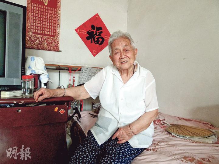 92歲的楊淑芳婆婆還記得當年走難的情形。（龐皎明攝）盧溝橋以欄杆上數不清的石獅聞名全國，更因「七七事變」全面抗戰而在國人心中留下永不磨滅的印記，現已成為著名景點（左圖）。始建於明朝崇禎十三年的宛平城，曾是護衛京畿的要塞之一。1937年7月7日晚，日軍試圖強行入城搜查，引發「七七事變」。右圖為宛平城朝西面向盧溝橋的城門。（龐皎明攝）