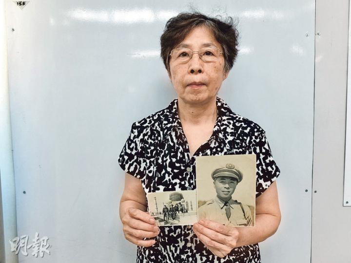 駝峰航線飛行報務員林汝良的女兒林平在香港接受訪問,手持亡父相片。(楊立贇攝) 駝峰航線飛行報務員林汝良的女兒林平在香港接受訪問,手持亡父相片。(楊立贇攝)