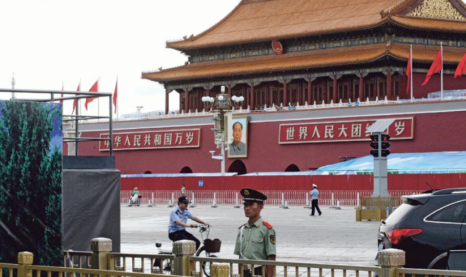 北京明日上午將舉行抗戰勝利70周年閱兵，市民昨日起不可進入天安門城樓範圍，四周有武警把守，記者、遊人都只能從國家博物館附近遠望城樓。圖中藍色膠布蓋着的大範圍地方，相信是閱兵嘉賓的座位，預料國家領導人將在城樓上檢閱。（李紹昌攝）閱兵前夕北京保安嚴密，在閱兵地段長安街附近的王府井商業區等地，昨日所見，不停有公安、武警巡邏，部分路段今起封閉。（李紹昌攝）北京為明天閱兵作最後準備，在天安門前的地點搭起「城牆」；閱兵經過的長安街一帶閒人免進，遊客只能遠觀天安門。（李紹昌攝）