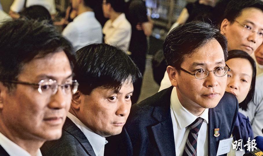 港大畢業生議會昨召開緊急大會，校友關注組稱共收集到逾2500張授權票。左起為關注組成員許天福、副召集人麥東榮、召集人葉建源、成員張韻琪及副召集人王振星。（劉焌陶攝）港大校友關注組成員張韻琪（右一）及支持十大院長聲明校友組發言人彭泓基（右二）昨於投票前打招呼及握手，其後二人與畢業生議會常委戴健文（左一）及李家仁（左二）等合影。（林俊源攝）