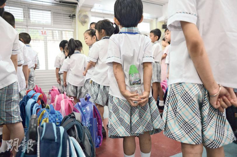 昨天是開學日,早前曾出現鉛水超標的浸信會天虹小學,有家長表示擔心,替子女準備食水回校。(鍾林枝攝) 昨天是開學日,早前曾出現鉛水超標的浸信會天虹小學,有家長表示擔心,替子女準備食水回校。(鍾林枝攝)