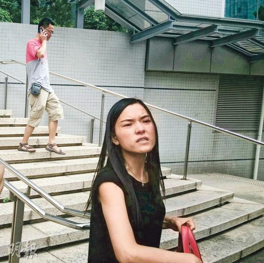 涉毆打奶奶的媳婦葉宇娜離開法院時，揚手揮向記者的鏡頭，並以普通話大聲問：「拍什麼？有什麼好拍？」（張梓鈴攝）