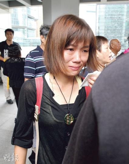 被告羅慧茵(圖)昨在法院外激動落淚,「我唔知律政司仲可以玩啲乜嘢,如果有真憑實據咪告我哋囉,唔好犯埋啲低級錯誤,同啲建制派離場一樣咁兒戲」。她透露,因本案面對不少壓力,但「我會叫自己唔好驚」。(林俊源攝)社民連、人民力量、學聯及民主黨等數十人,昨日早上遊行到律政司辦公室,他們不滿政府政治檢控示威者,又質疑涉嫌毆打曾健超的7名警員,以及被指佔領期間毆打市民的前警司朱經緯至今尚未被檢控。(林俊源攝) 被告羅慧茵(圖)昨在法院外激動落淚,「我唔知律政司仲可以玩啲乜嘢,如果有真憑實據咪告我哋囉,唔好犯埋啲低級錯誤,同啲建制派離場一樣咁兒戲」。她透露,因本案面對不少壓力,但「我會叫自己唔好驚」。(林俊源攝)社民連、人民力量、學聯及民主黨等數十人,昨日早上遊行到律政司辦公室,他們不滿政府政治檢控示威者,又質疑涉嫌毆打曾健超的7名警員,以及被指佔領期間毆打市民的前警司朱經緯至今尚未被檢控。(林俊源攝)