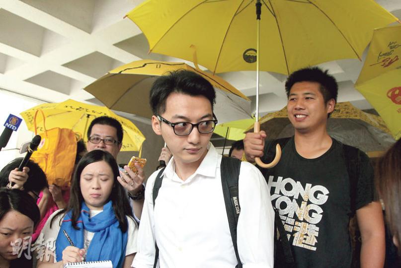 被告之一「四眼哥哥」鄭錦滿(左)昨於法院外表示,香港的實質公義已蕩然無存,認為本案判決只反映法庭的程序公義。他說,對本案持觀望態度,因為律政司可以提出上訴,或再控告他藐視法庭,對此他揚言「放馬過來」,強調會繼續勇武抗爭。(林俊源攝) 被告之一「四眼哥哥」鄭錦滿(左)昨於法院外表示,香港的實質公義已蕩然無存,認為本案判決只反映法庭的程序公義。他說,對本案持觀望態度,因為律政司可以提出上訴,或再控告他藐視法庭,對此他揚言「放馬過來」,強調會繼續勇武抗爭。(林俊源攝)