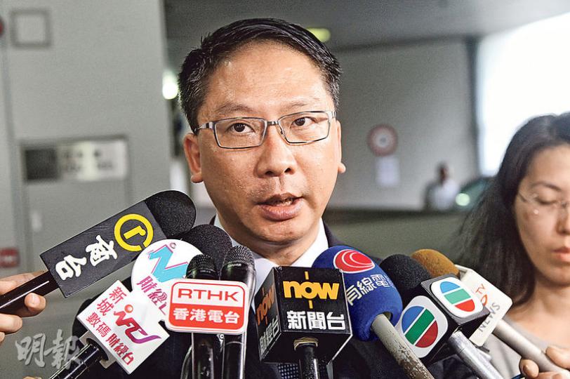 律政司長袁國強昨得悉裁決後表示，要諮詢獨立資深大律師意見，考慮會否在14天內提出上訴。（林俊源攝）